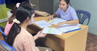 นางสาวเจนจิรา มณีกัญย์ ตำแหน่งครูศูนย์การเรียนรู้ระดับตำบลดอนมะเกลือ นำบัตรนักศึกษา และตารางสอบ