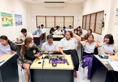 นายสิริวัฒน์ คำประเสริฐ​ ครูศูนย์การเรียนรู้ จัดกิจกรรมการทำโบว์ริบบิ้นไว้อาลัย