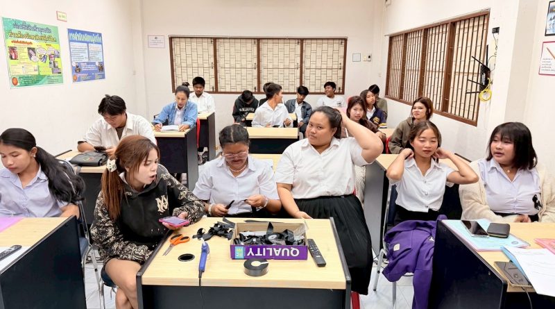 นายสิริวัฒน์ คำประเสริฐ​ ครูศูนย์การเรียนรู้ จัดกิจกรรมการทำโบว์ริบบิ้นไว้อาลัย