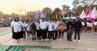 นายสุจิน อินทนะ ครูศูนย์การเรียนรู้ระดับตำบลบ้านโข้ง และนายวิโรจน์ แย้มอุทัย ครูสกร.ระดับอำเภออู่ทอง เข้าร่วมงานประเพณี ข้าวเม่า 100 ปี