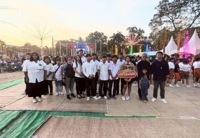 นายสุจิน อินทนะ ครูศูนย์การเรียนรู้ระดับตำบลบ้านโข้ง และนายวิโรจน์ แย้มอุทัย ครูสกร.ระดับอำเภออู่ทอง เข้าร่วมงานประเพณี ข้าวเม่า 100 ปี