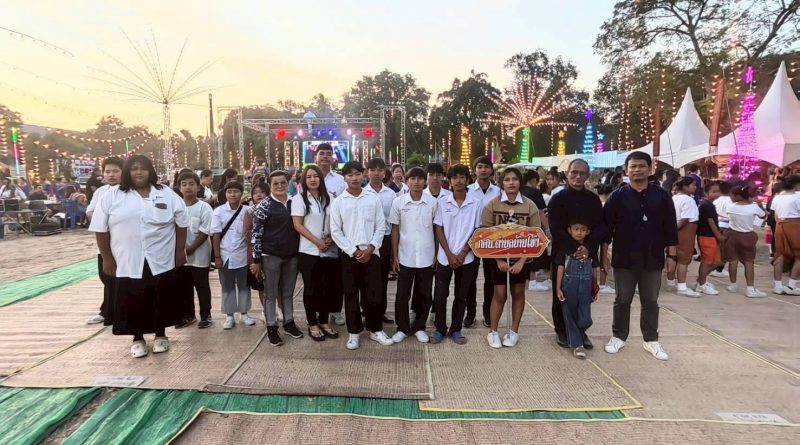 นายสุจิน อินทนะ ครูศูนย์การเรียนรู้ระดับตำบลบ้านโข้ง และนายวิโรจน์ แย้มอุทัย ครูสกร.ระดับอำเภออู่ทอง เข้าร่วมงานประเพณี ข้าวเม่า 100 ปี